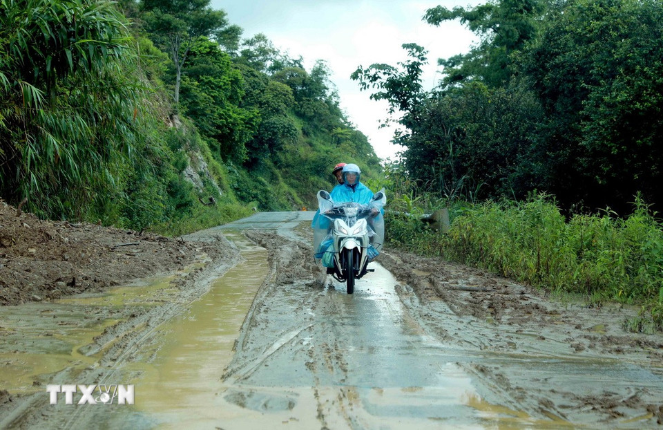 Trên tuyến đường tỉnh 131 có hơn chục điểm bị sạt lở taluy dương làm đất đá đổ xuống mặt đường gây ảnh hưởng người và các phương tiện khi tham gia giao thông. (Ảnh: Quý Trung/TTXVN)