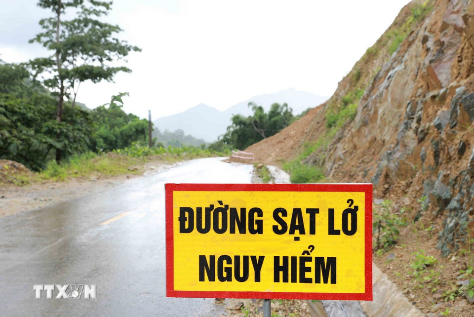 Sở Xây dựng tỉnh Lai Châu cắm biển cảnh báo khu vực sạt lở. (Ảnh: Quý Trung/TTXVN)