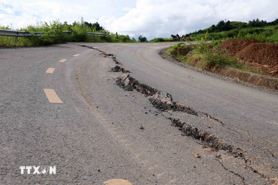 Mặt đường tỉnh 131 bị sụt lún cùng những vết nứt kéo dài tiềm ẩn nguy cơ mất an toàn cho người và phương tiện. (Ảnh: Quý Trung/TTXVN)