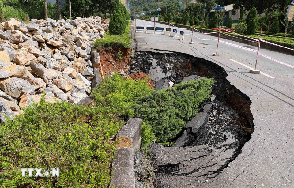 Tại km 27+120 – Km27+200 trên Quốc lộ 4D (đường Võ Nguyên Giáp địa phận phường Đoàn Kết tỉnh Lai Châu) xuất hiện 2 hố Các tơ làm sụt lún toàn bộ mặt đường gom và tiếp tục mở rộng ra mặt đường chính 1/3 đường. (Ảnh: Quý Trung/TTXVN)