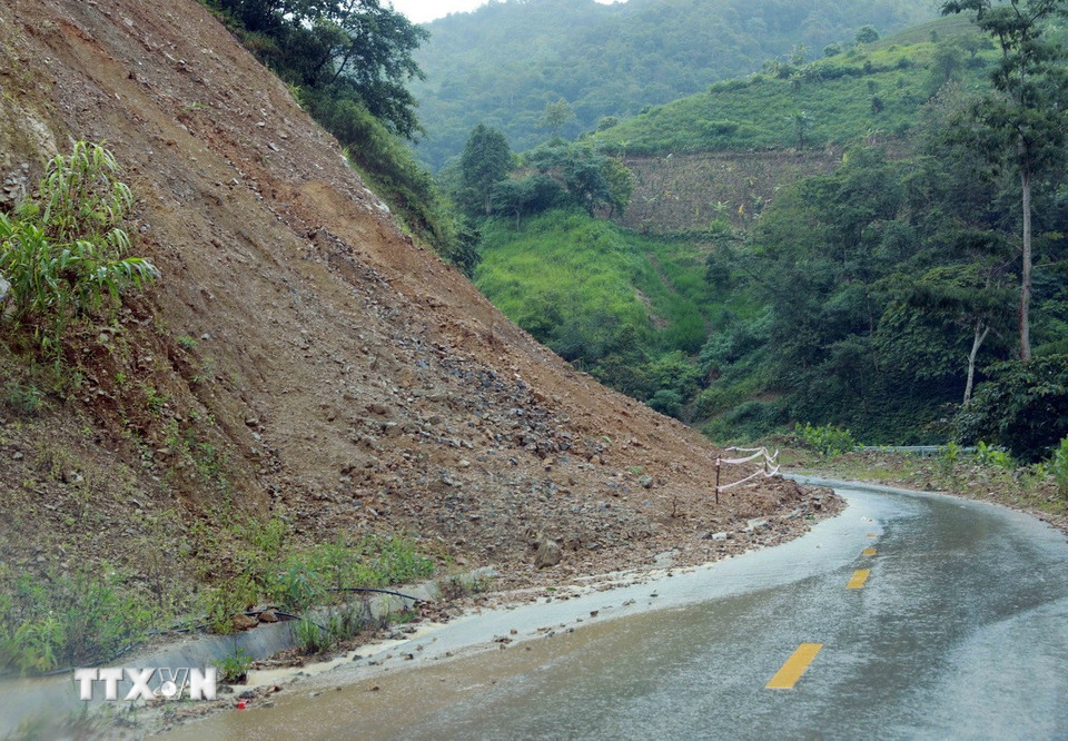 Do mưa lớn nhiều ngày nên sạt lở taluy dương khiến đất đá đổ xuống 1/2 mặt đường gây ảnh hưởng phương tiện khi tham gia giao thông đồng thời tiềm ẩn nguy cơ mất an toàn. (Ảnh: Quý Trung/TTXVN)