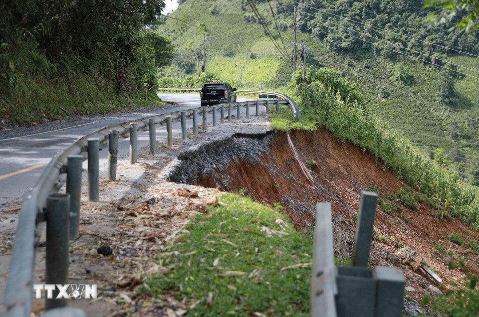 Tại km 23 Quốc lộ 4D bị sạt lở taluy âm và ăn vào /3 mặt đường tiềm ẩn nguy cơ mất an toàn. (Ảnh: Quý Trung/TTXVN)