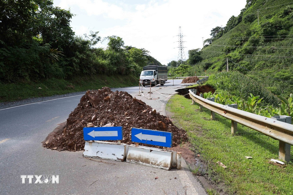 Sở Xây dựng tỉnh Lai Châu, cắm biển cảnh báo những khu vực thiên tai khắc phục tạm thời để phục vụ người và các phương tiện. (Ảnh: Quý Trung/TTXVN)