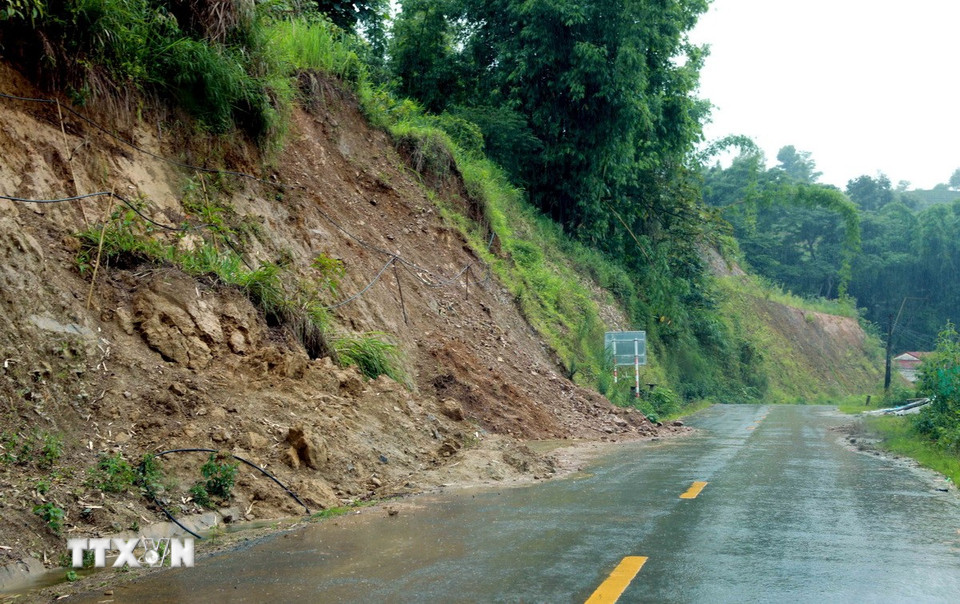 Sạt lở taluy dương khiến đất đá đổ xuống mặt đường trên đường tỉnh 131 địa bàn xã Sin Suối Hồ tỉnh Lai Châu. (Ảnh: Quý Trung/TTXVN)