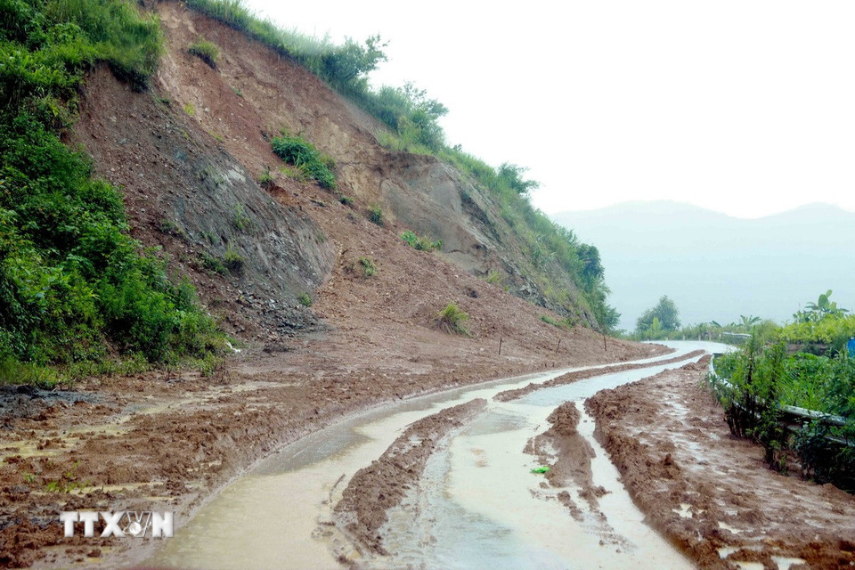 Sạt lở taluy dương khiến đất đá đổ xuống mặt đường trên đường tỉnh 131 địa bàn xã Sin Suối Hồ tỉnh Lai Châu. (Ảnh: Quý Trung/TTXVN)