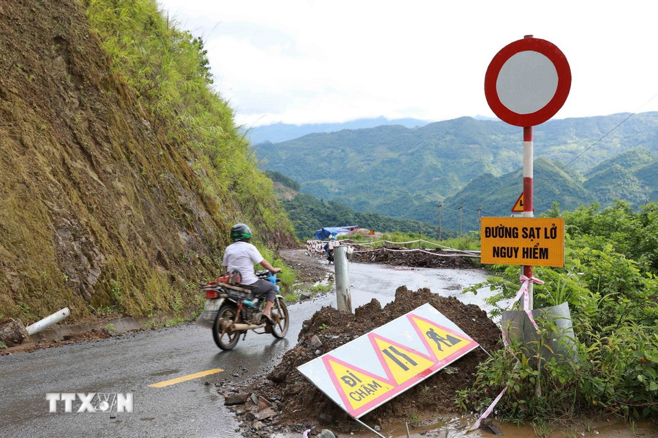 Sở Xây dựng tỉnh Lai Châu, cắm biển cảnh báo những khu vực thiên tai khắc phục tạm thời để phục vụ người và các phương tiện. (Ảnh: Quý Trung/TTXVN)