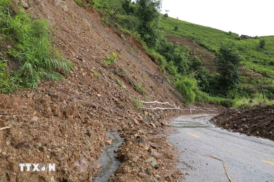 Do mưa lớn nhiều ngày nên sạt lở taluy dương khiến đất đá đổ xuống 1/2 mặt đường gây ảnh hưởng phương tiện khi tham gia giao thông đồng thời tiềm ẩn nguy cơ mất an toàn. (Ảnh: Quý Trung/TTXVN)