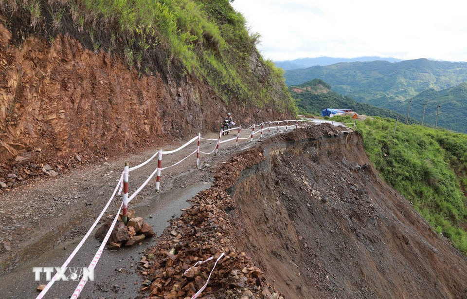 Trên tuyến đường tỉnh 131 có điểm bị sạt lở taluy âm ăn sâu vào gần hết mặt đường, hiện tại các đơn vị chức năng đã khắc phục tạm thời tạo điều kiện cho người dân và các phương tiện. (Ảnh: Quý Trung/TTXVN)