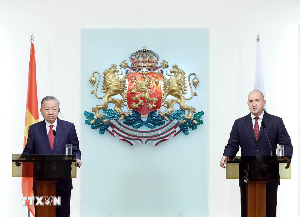 Tổng Bí thư Tô Lâm và Tổng thống Bulgaria Rumen Radev tại cuộc gặp gỡ báo chí. (Ảnh: Thống Nhất/TTXVN)