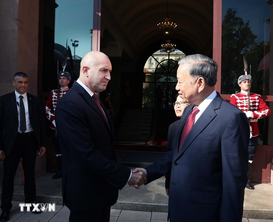 Tổng thống Bulgaria Rumen Radev tiễn Tổng Bí thư Tô Lâm. (Ảnh: Thống Nhất/TTXVN)