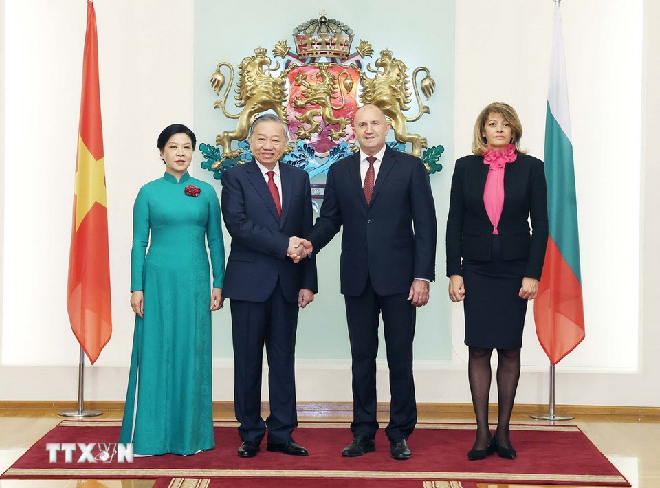 Tổng Bí thư Tô Lâm và Phu nhân với Tổng thống Cộng hòa Bulgaria Rumen Radev và Phu nhân tại Phủ Tổng thống. (Ảnh: Thống Nhất/ TTXVN)