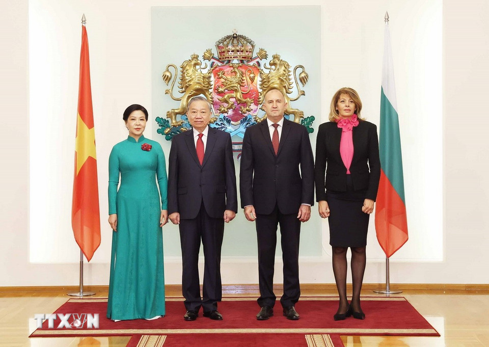 Tổng Bí thư Tô Lâm và Phu nhân với Tổng thống Cộng hòa Bulgaria Rumen Radev và Phu nhân tại Phủ Tổng thống. (Ảnh: Thống Nhất/ TTXVN)