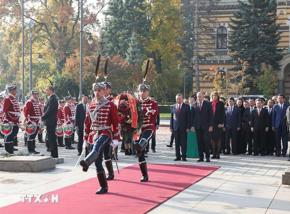 Tổng Bí thư Tô Lâm và Phu nhân đặt hoa tại Tượng đài Chiến sỹ vô danh. (Ảnh: Thống Nhất/TTXVN)