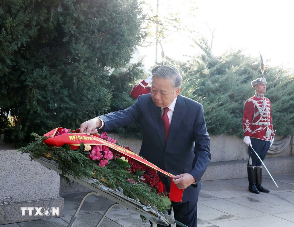 Sau lễ đón chính thức, sáng 22/10/2025(theo giờ địa phương), tại Phủ Tổng thống, Thủ đô Sofia, Tổng Bí thư Tô Lâm và Phu nhân đặt hoa tại Tượng đài Chiến sỹ vô danh. (Ảnh: Thống Nhất/TTXVN)