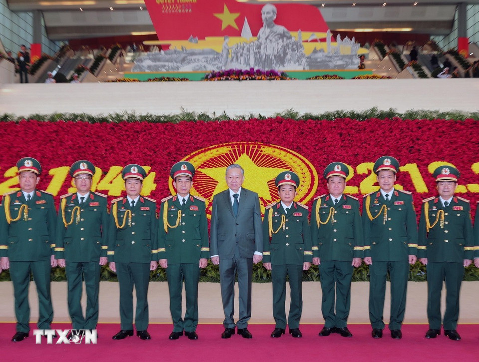 Tổng Bí thư Tô Lâm với lãnh đạo Quân ủy Trung ương, Bộ Quốc phòng dự Lễ kỷ niệm. (Ảnh: Trọng Đức/TTXVN)