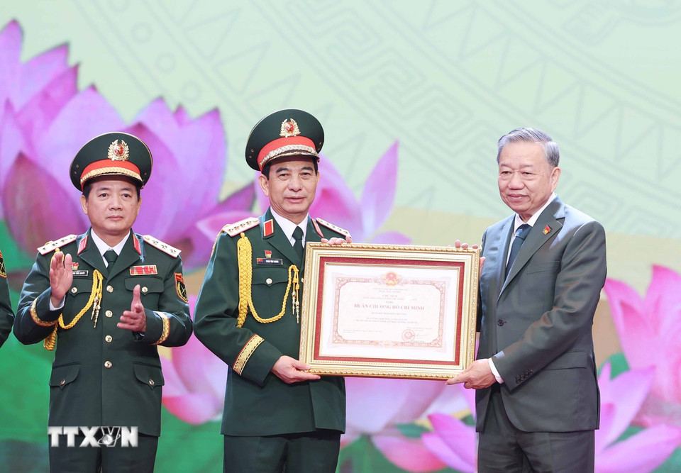 Tổng Bí thư Tô Lâm trao tặng Huân chương Hồ Chí Minh cho Quân đội Nhân dân Việt Nam. (Ảnh: Thống Nhất/TTXVN)