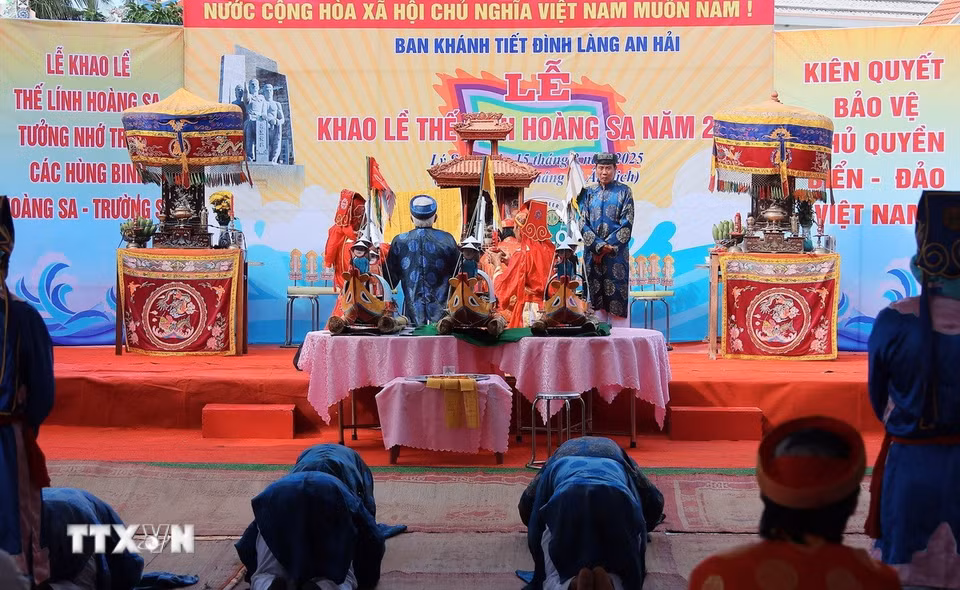 Thực hiện nghi thức của Lễ khao lề thế lính Hoàng Sa. (Ảnh: Quốc Khánh/TTXVN)