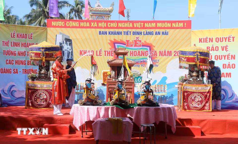 Thầy pháp thực hiện các nghi thức tế các vong linh lính Hoàng Sa trước khi thả thuyền ra biển. (Ảnh: Quốc Khánh/TTXVN)