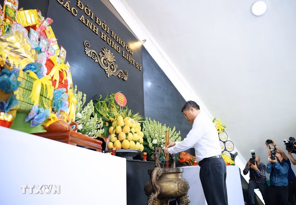 Thủ tướng Lê Minh Hưng dâng hương, hoa tưởng niệm các Anh hùng liệt sỹ tại Nghĩa trang Liệt sỹ Quốc gia A1. (Ảnh: Dương Giang/TTXVN)