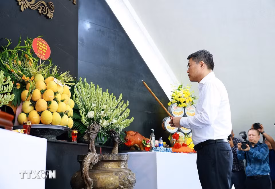 Thủ tướng Lê Minh Hưng dâng hương, hoa tưởng niệm các Anh hùng liệt sỹ tại Nghĩa trang Liệt sỹ Quốc gia A1. (Ảnh: Dương Giang/TTXVN)