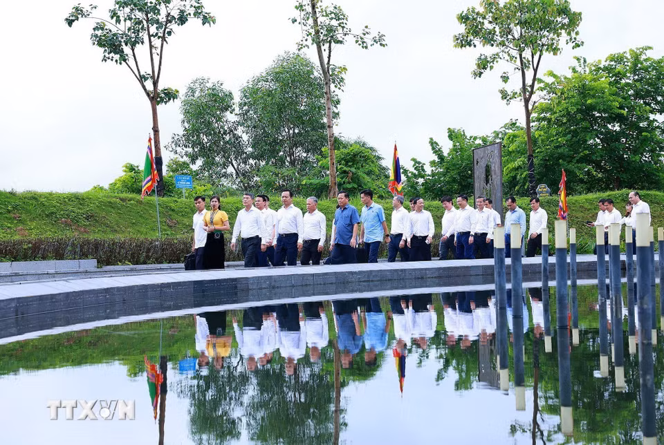 Thủ tướng Lê Minh Hưng đến dâng hương, hoa tưởng niệm các Anh hùng liệt sỹ tại Đền thờ Liệt sỹ Chiến trường Điện Biên Phủ. (Ảnh: Dương Giang/TTXVN)