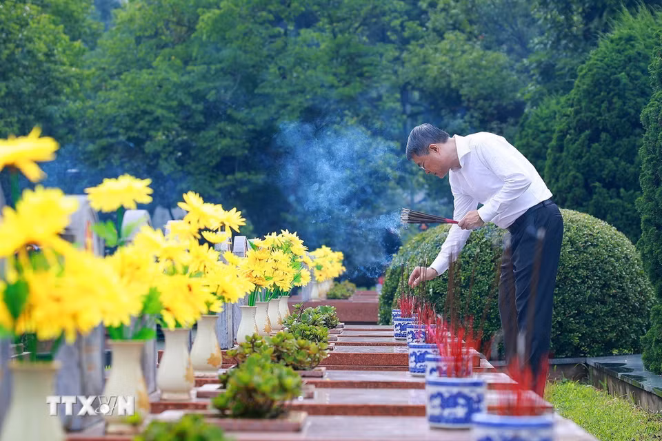 Thủ tướng Lê Minh Hưng thắp hương phần mộ Liệt sỹ tại Nghĩa trang Liệt sỹ Quốc gia A1. (Ảnh: Dương Giang/TTXVN)
