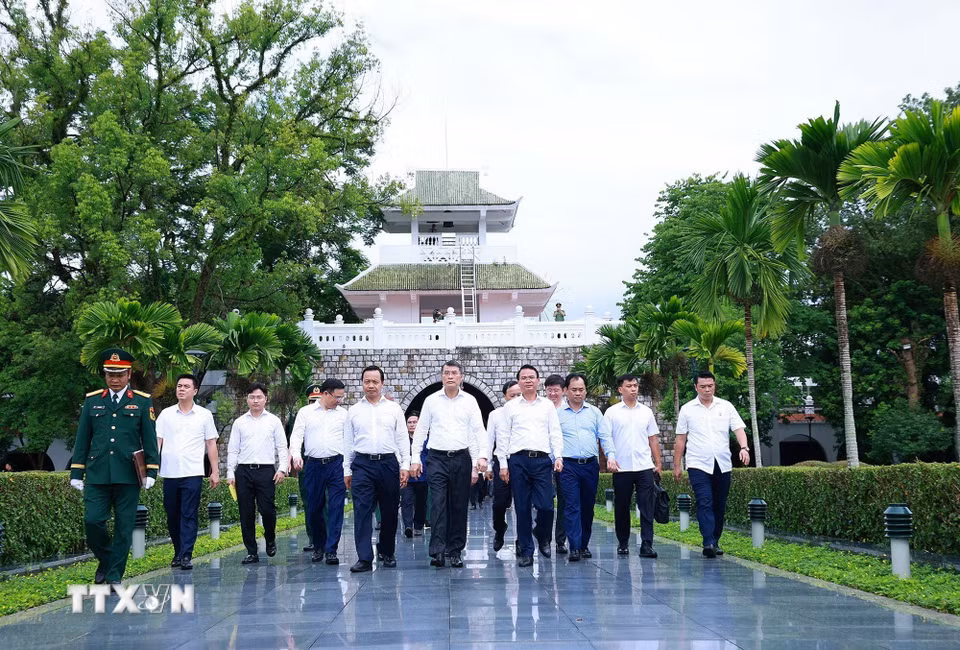 Thủ tướng Lê Minh Hưng đến dâng hương, hoa tưởng niệm các Anh hùng liệt sỹ tại Nghĩa trang Liệt sỹ Quốc gia A1. (Ảnh: Dương Giang/TTXVN)