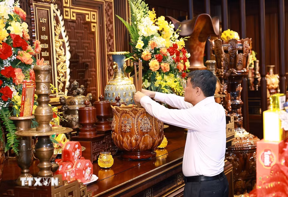 Thủ tướng Lê Minh Hưng dâng hương, hoa tưởng niệm các Anh hùng liệt sỹ tại Đền thờ Liệt sỹ Chiến trường Điện Biên Phủ. (Ảnh: Dương Giang/TTXVN)