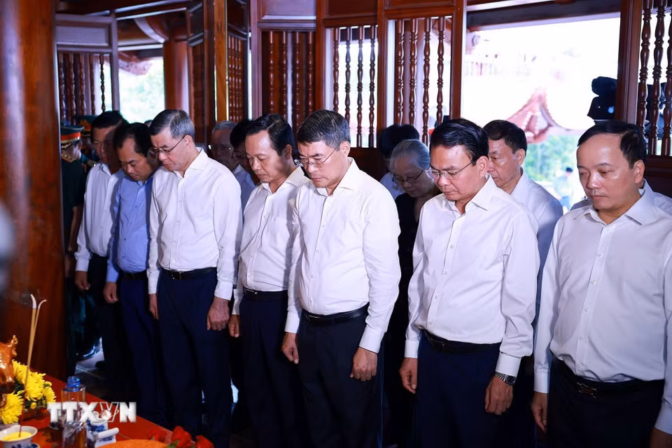 Thủ tướng Lê Minh Hưng dâng hương, hoa tại Nhà tưởng niệm Chủ tịch Hồ Chí Minh, Di tích Đồi E2. (Ảnh: Dương Giang/TTXVN)