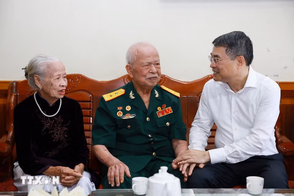 Cũng trong sáng 25/7/2026, tại phường Điện Biên Phủ, tỉnh Điện Biên, Thủ tướng Lê Minh Hưng đến thăm, tặng quà gia đình chính sách tỉnh Điện Biên nhân kỷ niệm 79 năm Ngày Thương binh-Liệt sỹ (27/7/1947-27/7/2026). Trong ảnh: Thủ tướng Lê Minh Hưng thăm gia đình ông Phí Hương Dũng, thương binh 42%, hiện đang sinh sống tại phường Điện Biên Phủ. (Ảnh: Dương Giang/TTXVN)