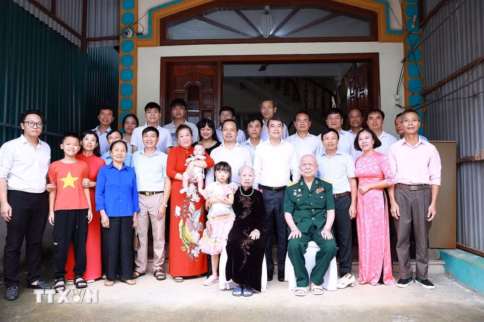 Thủ tướng Lê Minh Hưng thăm gia đình ông Phí Hương Dũng, thương binh 42%, hiện đang sinh sống tại phường Điện Biên Phủ. (Ảnh: Dương Giang/TTXVN)