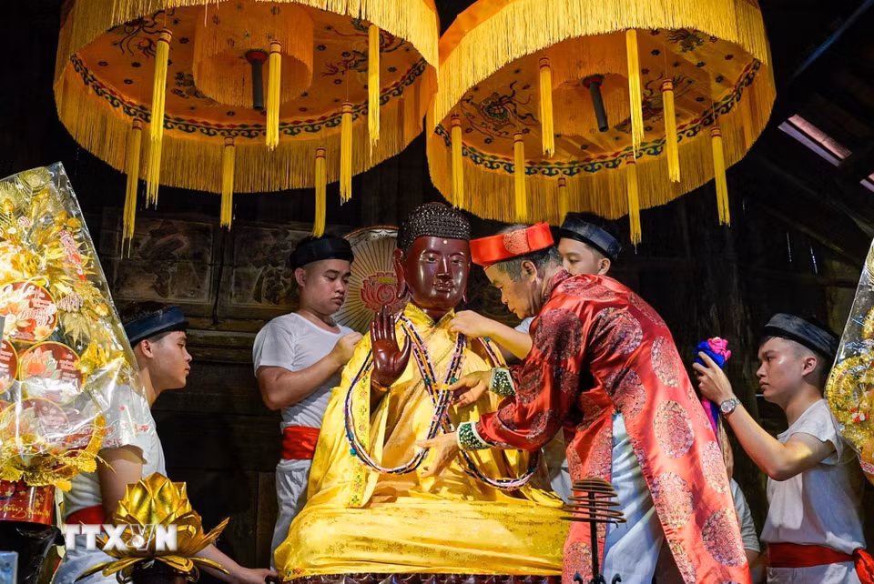 Nghi lễ “Phong áo Phật” - nghi lễ cổ được lưu giữ thể hiện chiều sâu văn hóa tâm linh mà còn phản ánh tinh thần gắn kết cộng đồng được lưu truyền qua nhiều thế hệ. (Ảnh: Khánh Hòa/TTXVN)