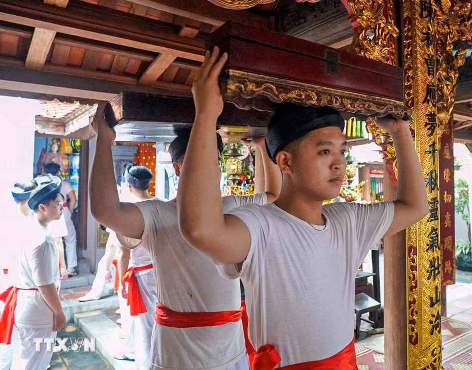 Các trai rước kiệu chuẩn bị cho nghi thức rước. (Ảnh: Khánh Hòa/TTXVN)