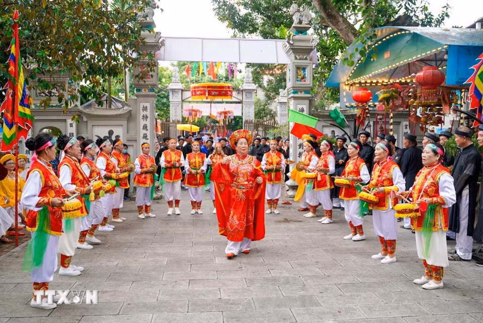 Không gian lễ hội làng Keo rực rỡ sắc màu cờ hội và trang phục truyền thống. (Ảnh: Khánh Hòa/TTXVN) .