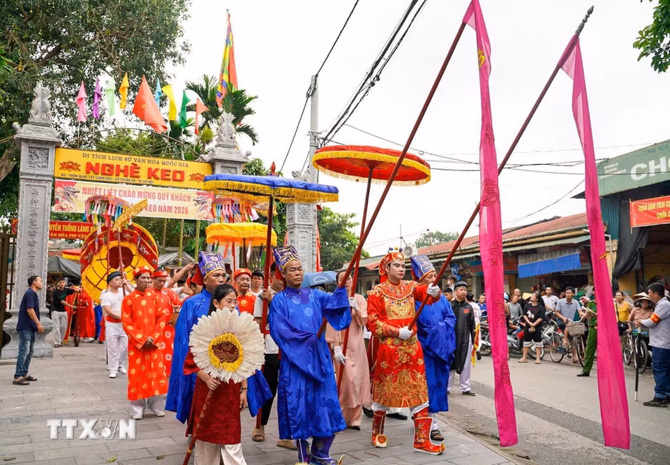 Lễ hội làng Keo không chỉ là sinh hoạt tín ngưỡng mà còn là dịp gắn kết cộng đồng và bảo tồn di sản văn hóa dân gian. (Ảnh: Khánh Hòa/TTXVN)