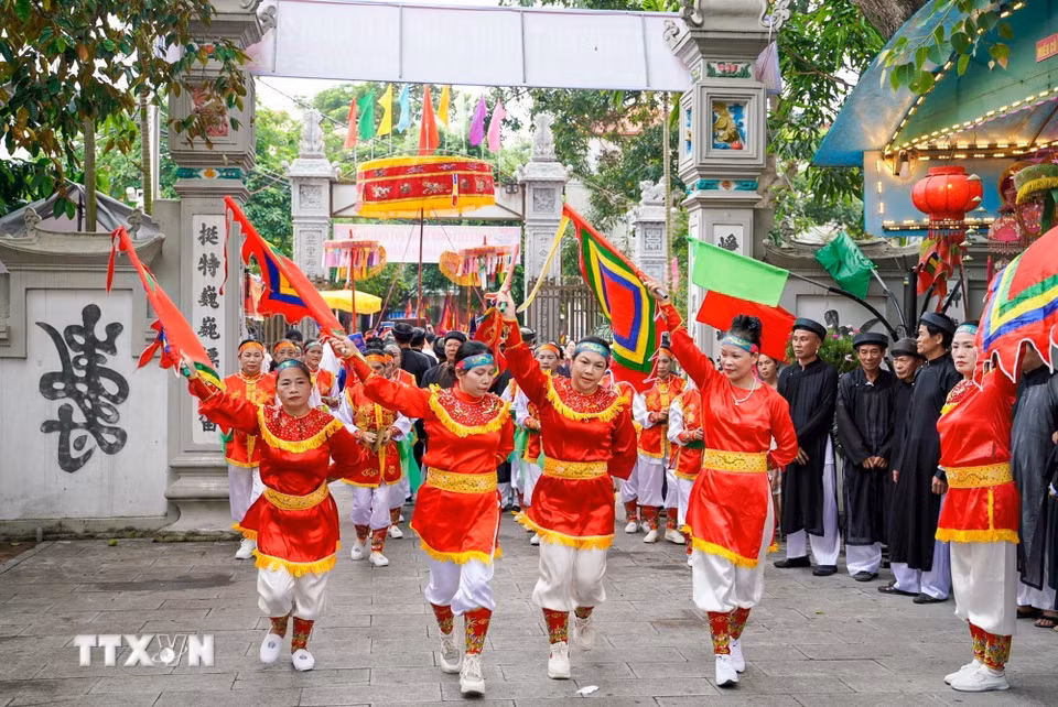 Không gian lễ hội làng Keo rực rỡ sắc màu cờ hội và trang phục truyền thống. (Ảnh: Khánh Hòa/TTXVN).