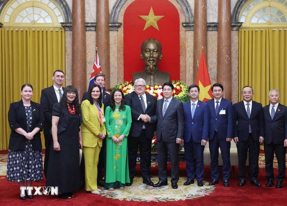 Chủ tịch nước Lương Cường với Chủ tịch Quốc hội New Zealand Gerry Brownlee và các đại biểu. (Ảnh: Lâm Khánh/TTXVN)