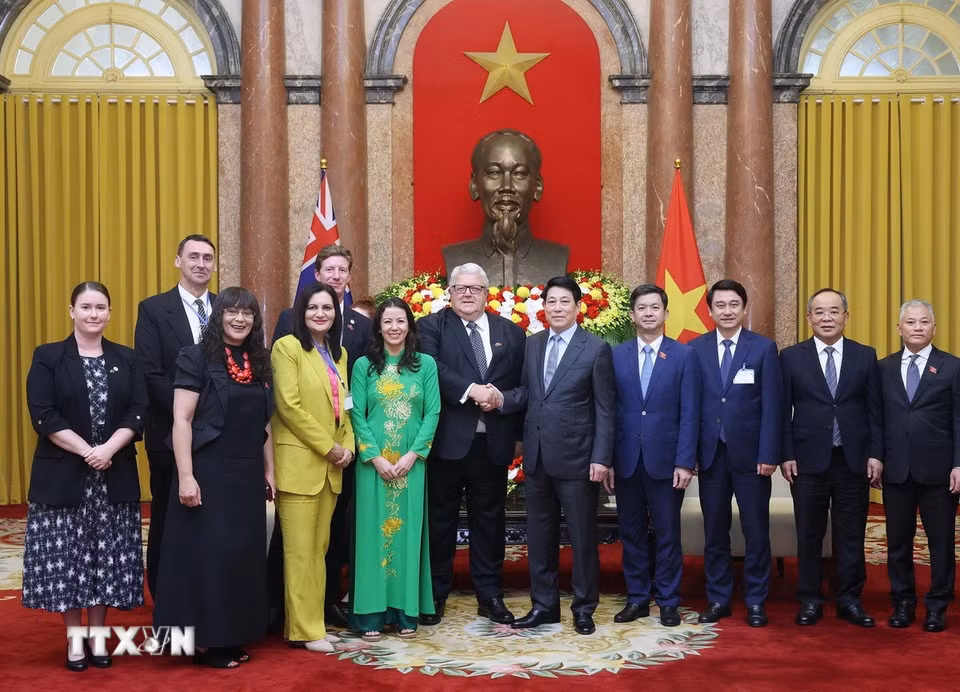 Chủ tịch nước Lương Cường với Chủ tịch Quốc hội New Zealand Gerry Brownlee và các đại biểu. (Ảnh: Lâm Khánh/TTXVN)