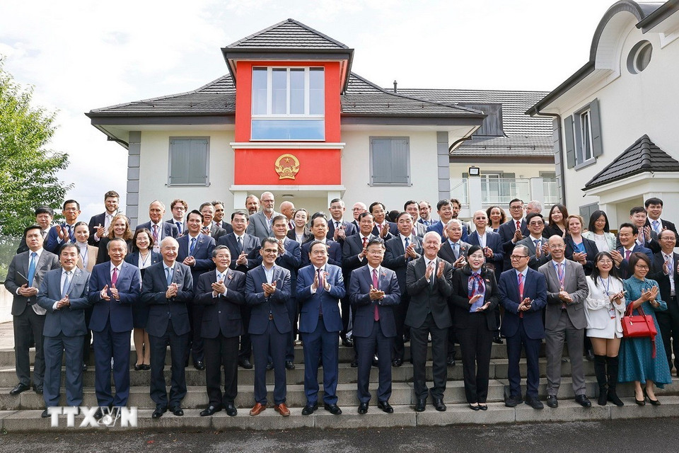 Chủ tịch Quốc hội Trần Thanh Mẫn với đại biểu. (Ảnh: Doãn Tấn/TTXVN)