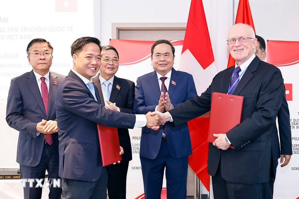 Chủ tịch Quốc hội Trần Thanh Mẫn chứng kiến Lễ trao biên bản ghi nhớ hợp tác giữa Bộ Tài chính Việt Nam và Hiệp hội Finteck (Thụy Sĩ). (Ảnh: Doãn Tấn/TTXVN)