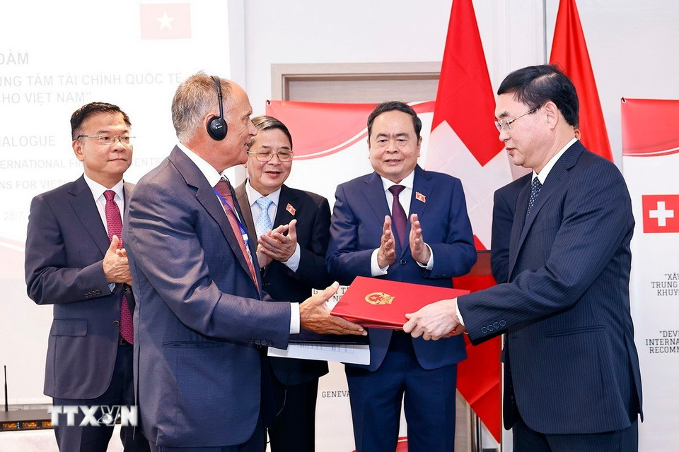 Chủ tịch Quốc hội Trần Thanh Mẫn chứng kiến Lễ trao biên bản ghi nhớ hợp tác giữa Bộ Tài chính Việt Nam (MOF) và Diễn đàn Kinh tế Thụy Sĩ-Việt Nam (SVEF). (Ảnh: Doãn Tấn/ TTXVN)