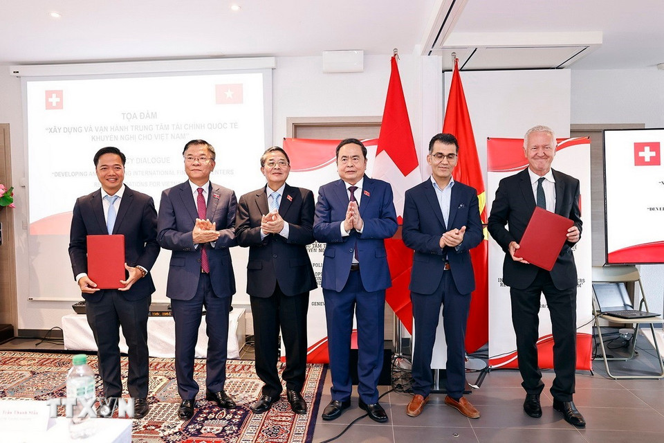 Chủ tịch Quốc hội Trần Thanh Mẫn chứng kiến Lễ trao biên bản ghi nhớ hợp tác giữa hai nước. (Ảnh: Doãn Tấn/ TTXVN)