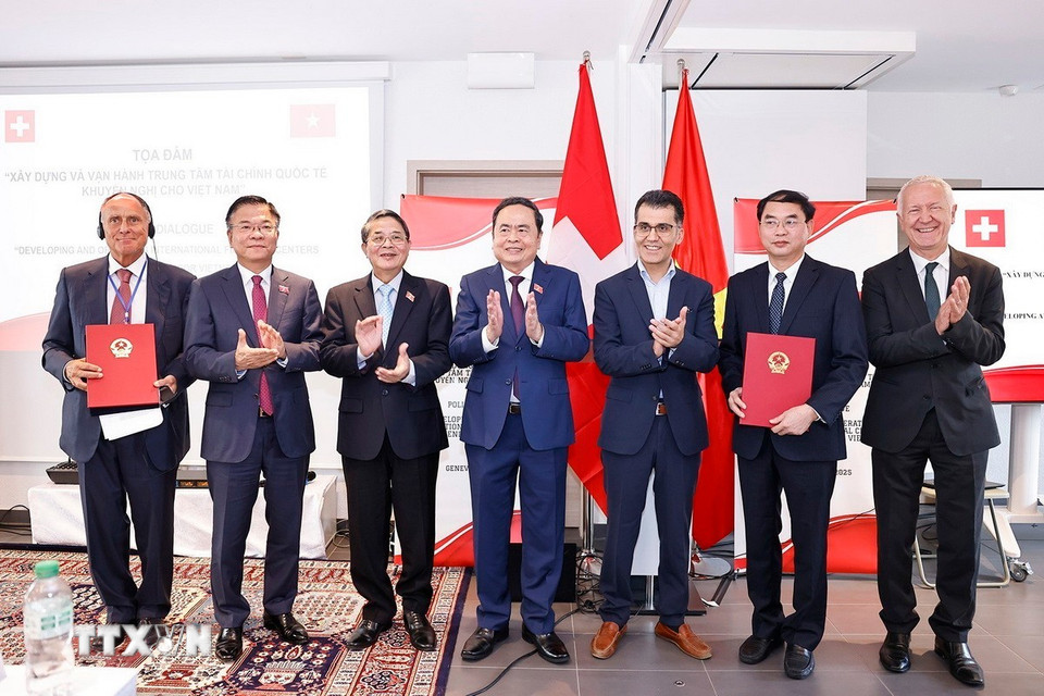 Chủ tịch Quốc hội Trần Thanh Mẫn chứng kiến Lễ trao biên bản ghi nhớ hợp tác giữa Bộ Tài chính Việt Nam và Diễn đàn Kinh tế Thụy Sĩ-Việt Nam (SVEF). (Ảnh: Doãn Tấn/TTXVN)