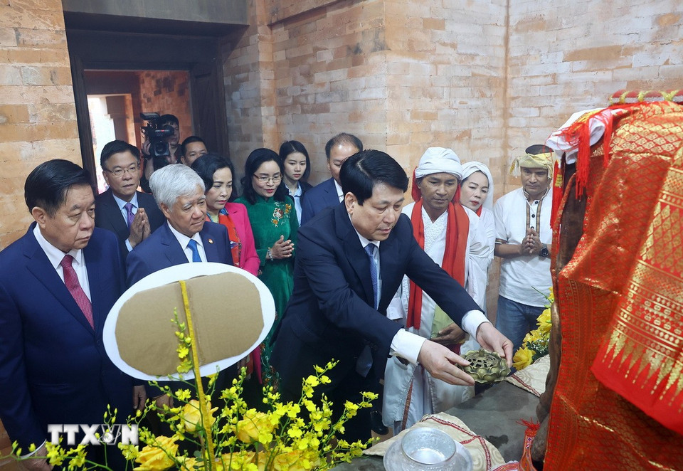 Chủ tịch nước Lương Cường dự Lễ Mở cửa tháp trên đền của đồng bào Chăm tỉnh Ninh Thuận. (Ảnh: Lâm Khánh/TTXVN)