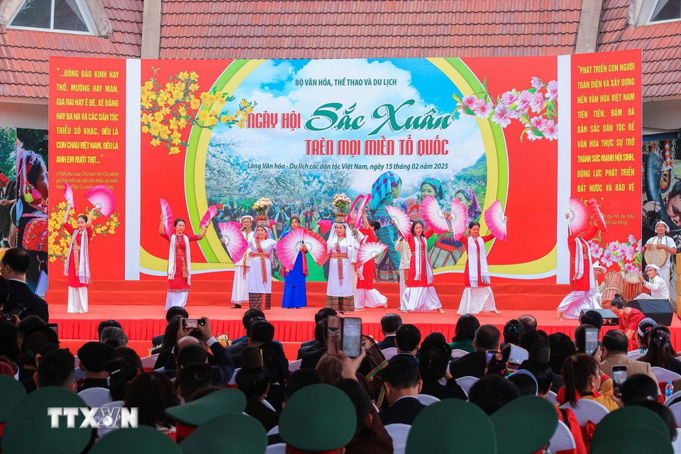 Chương trình biểu diễn văn nghệ tại Ngày hội. (Ảnh: Hoàng Hiếu/TTXVN)