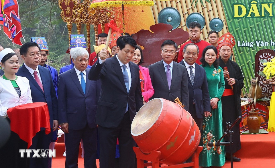 Chủ tịch nước Lương Cường đánh trống trong Lễ Khai hạ của dân tộc Mường. (Ảnh: Lâm Khánh/TTXVN)