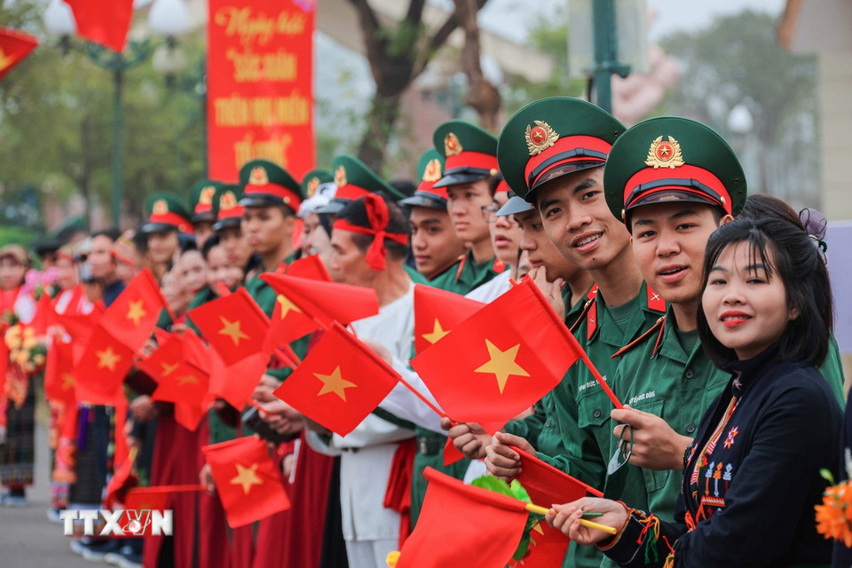 Đồng bào các dân tộc chào mừng Chủ tịch nước Lương Cường và lãnh đạo Đảng, Nhà nước đến dự Ngày hội. (Ảnh: Hoàng Hiếu/TTXVN)