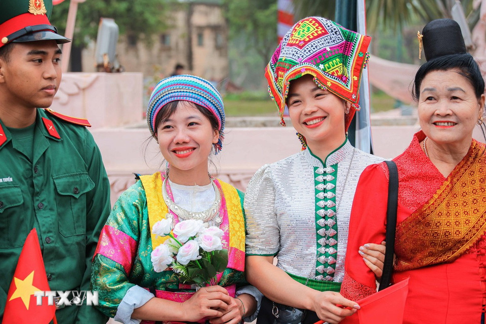 Đồng bào các dân tộc chào mừng Chủ tịch nước Lương Cường và lãnh đạo Đảng, Nhà nước đến dự Ngày hội. (Ảnh: Hoàng Hiếu/TTXVN)