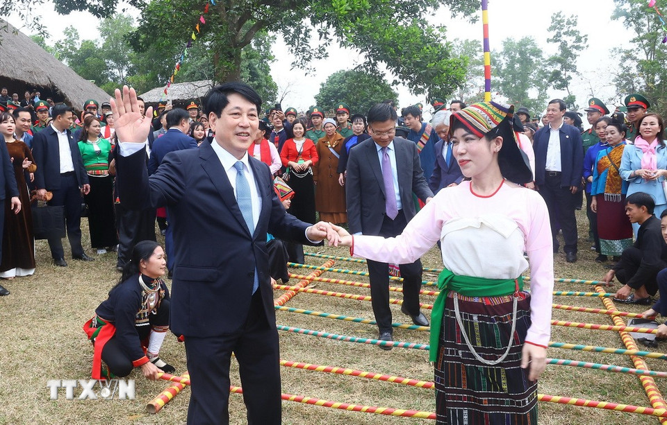 Chủ tịch nước Lương Cường cùng nhân dân nhảy sạp tại Ngày hội "Sắc Xuân trên mọi miền Tổ quốc". (Ảnh: Lâm Khánh/TTXVN)