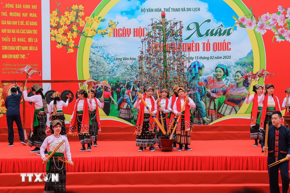 Chương trình biểu diễn văn nghệ tại Ngày hội. (Ảnh: Hoàng Hiếu/TTXVN)